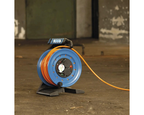 HEDI Kabeltrommel mit orangem Kabel auf schwarzem Ständer