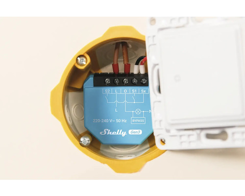 Shelly Gen3 Smart Home Relais in einer gelben Unterputzdose mit Kabeln