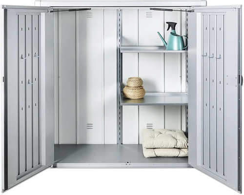 Armoire à outils ouverte avec étagères, arrosoir, paniers et coussins