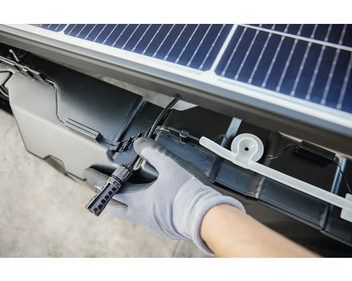 Gros plan d''un module solaire avec connexion par câble