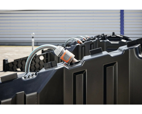 Arrosage de jardin avec récupérateur d''eau de pluie et tuyau d''arrosage