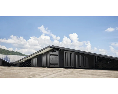 Panneaux solaires surélevés sur un toit avec le logo LÜBER