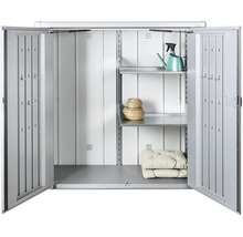 Armoire à outils ouverte avec étagères et accessoires de jardin