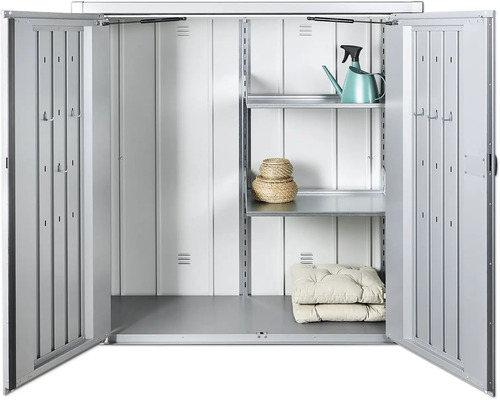 Armoire à outils ouverte avec étagères et accessoires de jardin