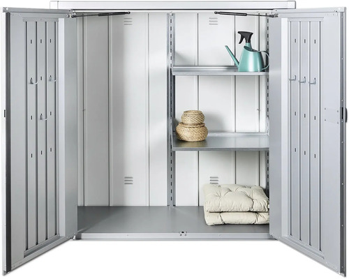 Geöffneter Geräteschrank mit Regalen, Gießkanne, Körben und Kissen