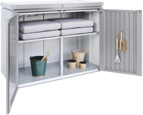 Armoire à outils ouverte avec étagères et accessoires de jardin