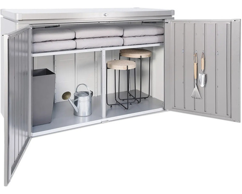 Geöffneter Geräteschrank mit Gartengeräten, Stühlen und Kissen