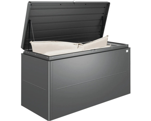 Geöffnete graue Gartenbox mit Kissen zur Aufbewahrung im Außenbereich