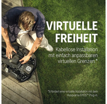 Mann installiert Husqvarna Mähroboter für kabellose Installation