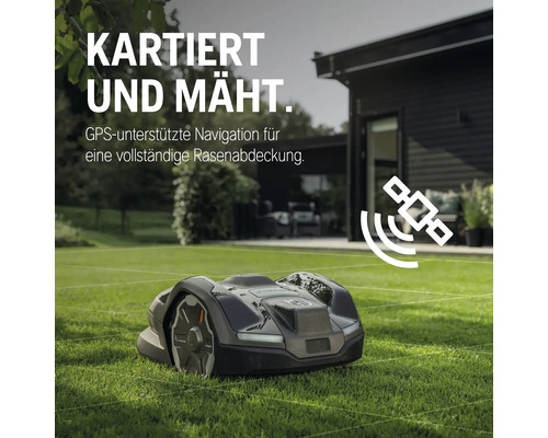 Mähroboter mit GPS-gestützter Navigation auf Rasenfläche