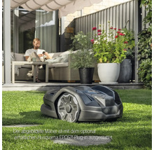 Rasemähroboter auf einer Rasenfläche im Garten