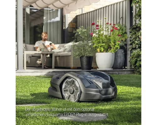 Rasemähroboter auf einer Rasenfläche im Garten