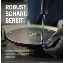 Detailansicht einer Schraube, die mit einem Schraubendreher in eine gehärtete Karbonstahlplatte geschraubt wird