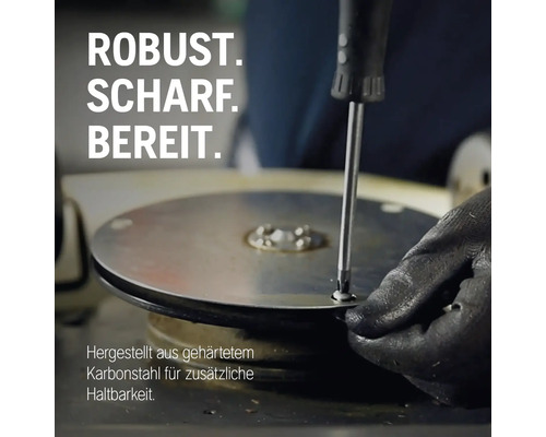 Detailansicht einer Schraube, die mit einem Schraubendreher in eine gehärtete Karbonstahlplatte geschraubt wird