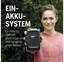 Femme tenant une batterie Husqvarna BLi20 devant la caméra
