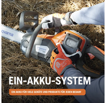 Husqvarna Akku-Kettensäge mit Handschuhen in der Nahaufnahme.