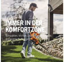 Mann benutzt Laubsauger im Garten