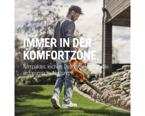 Mann benutzt Laubsauger im Garten