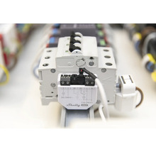 Gros plan d''un relais bistable Shelly Gen3 pour la domotique