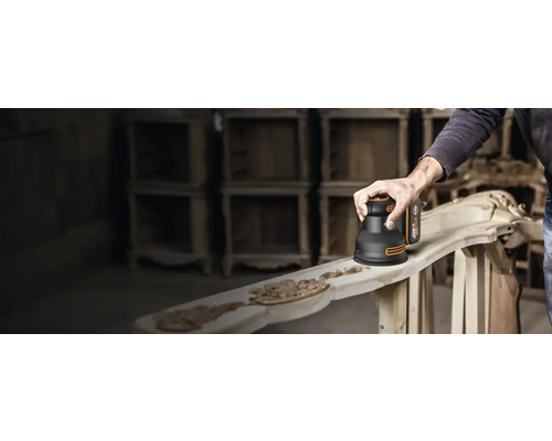 Ponceuse sans fil en cours d''utilisation pour poncer une pièce de bois