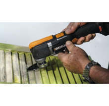 Eine Person benutzt einen Worx Sonicrafter Multifunktionswerkzeug zum Bearbeiten eines Werkstücks.