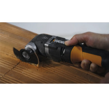 Oszillierendes Elektrowerkzeug im Einsatz auf einem Werkstück und Worx Logo