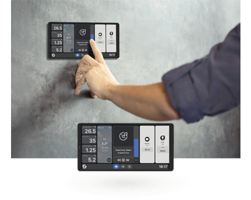 Zwei Smart Home Steuerungsdisplays an einer Wand mit einer Person, die einen der Bildschirme berührt