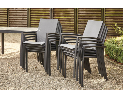 Stapelbare Gartenstühle mit Armlehnen aus Metall auf einem Kiesboden