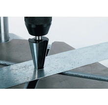 Ansenker mit Bohrmaschine zum Entgraten von Metall