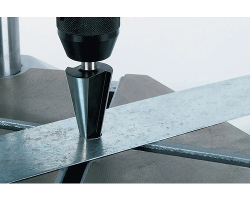 Ansenker mit Bohrmaschine zum Entgraten von Metall