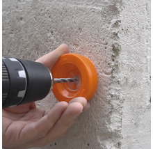 Perçage du béton avec une perceuse et un protecteur de perçage