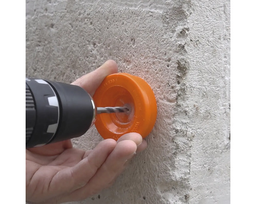Perçage du béton avec une perceuse et un protecteur de perçage