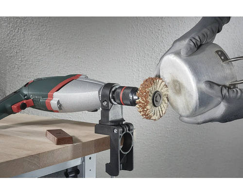 Bohrmaschine mit Drahtbürste zum Reinigen einer Metalloberfläche