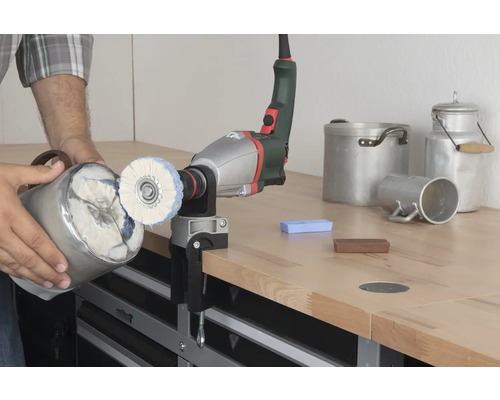 Poliermaschine zum Aufpolieren eines Behälters in einer Werkstatt