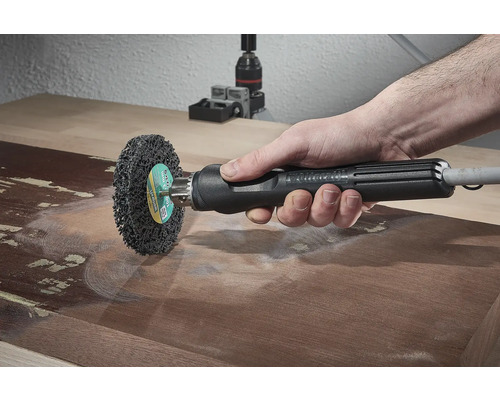 Drahtbürstenaufsatz mit Schleifvlies für Bohrmaschine bei der Holzbearbeitung.