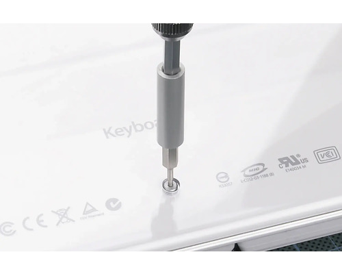 Schraubendreher beim Festziehen einer Schraube in einem elektronischen Gerät