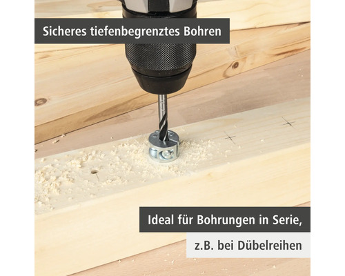 Bohrmaschine mit Tiefenbegrenzer bohrt in Holz