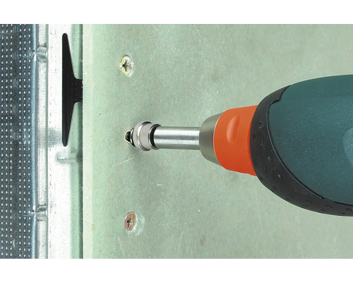 Detailansicht eines Schraubendrehers, der eine Schraube in eine Trockenbauwand schraubt, befestigt an einem Metallrahmen.