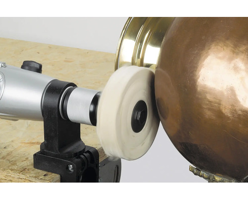 Metallobjekt wird mit einer Poliermaschine poliert