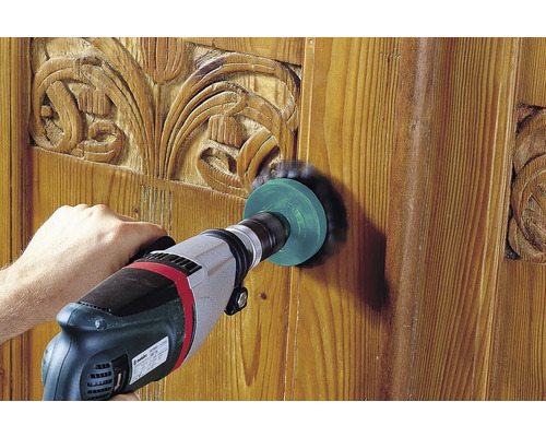 Embout de brosse pour perceuse lors du travail du bois