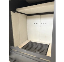 Intérieur d'un poêle avec revêtement de foyer et grille en fonte