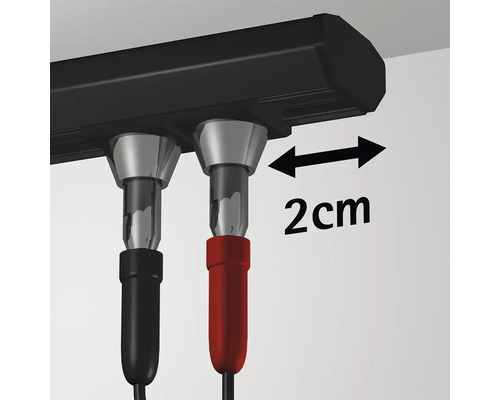 Zwei Niedervolt-Steckverbinder mit 2 cm Abstand in schwarzer Stromschiene