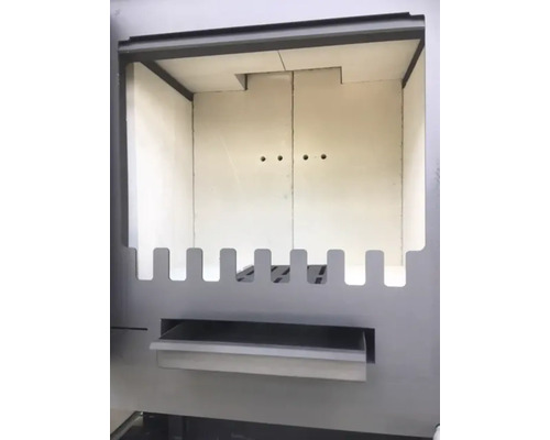 Innenansicht eines Kaminofens mit Brennkammer und Ascheschublade