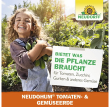 Enfant heureux avec une récolte de concombres dans le potager, logo Neudorff, référence au terreau pour tomates et légumes Neudohum