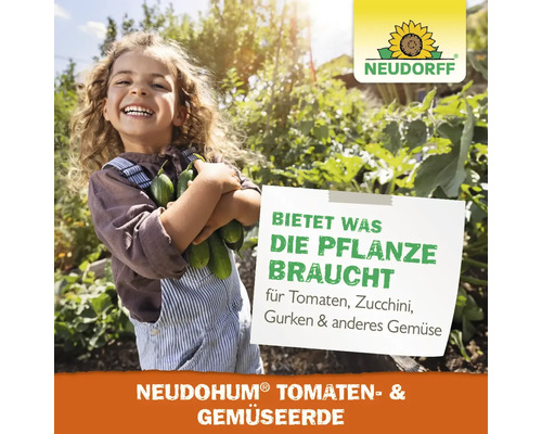 Enfant heureux avec une récolte de concombres dans le potager, logo Neudorff, référence au terreau pour tomates et légumes Neudohum