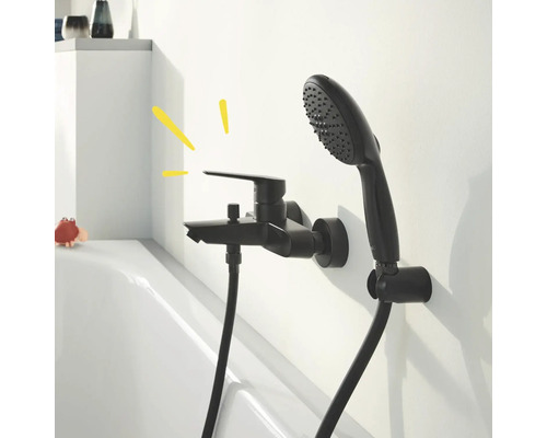 Robinet de baignoire noir avec douchette à main fixé au mur blanc