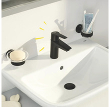Waschbecken mit schwarzem Wasserhahn, Seifenschale und Zahnbürstenhalter