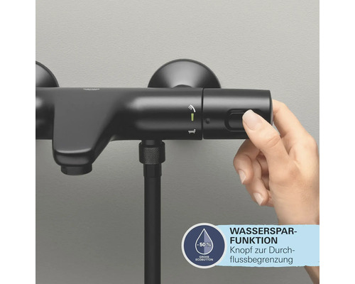 Robinet de douche noir avec fonction d''économie d''eau et une main appuyant sur un bouton