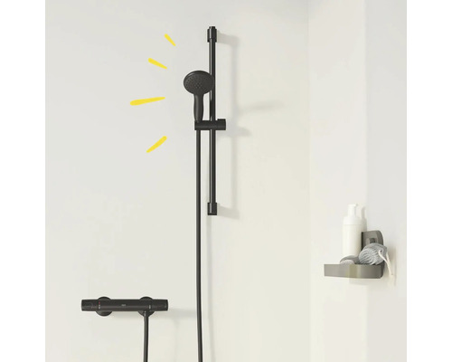 Ensemble de douche dans une salle de bain lumineuse avec étagère