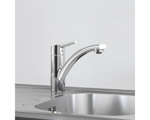 Robinet de cuisine en métal sur l''évier